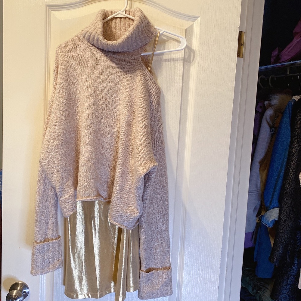 Line off shoulder sweater M